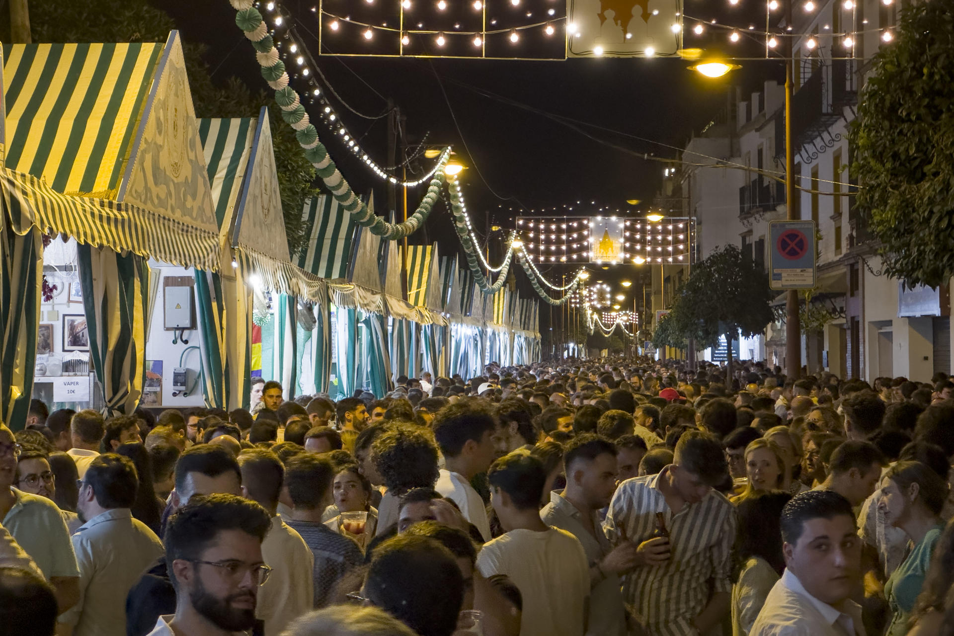 Una multitud en las calles de Sevilla con motivo del cine de verano de Diputación de Sevilla, en la noche del miércoles, una forma por la que optan los sevillanos para salir de casa y aun con calor, estar al aire libre. Almería y Cádiz, donde el termómetro no subirá de los 30 grados, son las únicas provincias en las que no se activarán este jueves las alertas por altas temperaturas. EFE/ David Arjona
