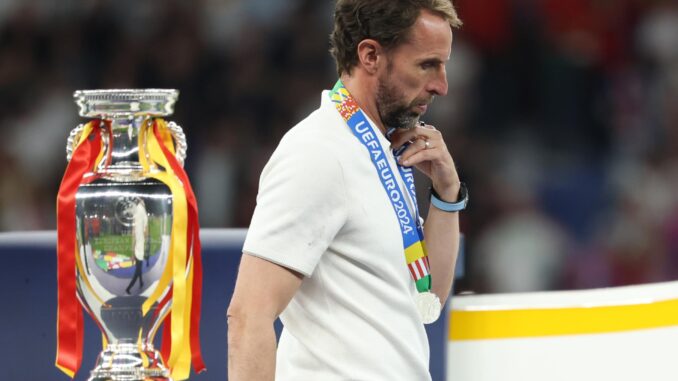 El seleccionador inglés Gareth Southgate durante la entrega de medallas de la final de la Eurocopa 2024. EFE/EPA/FRIEDEMANN VOGEL
