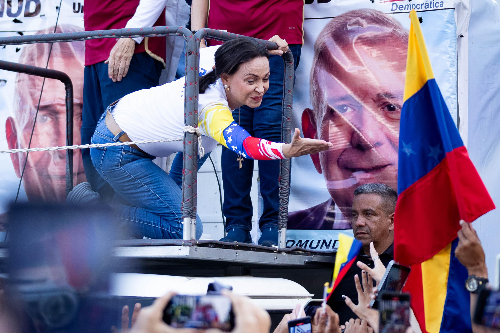 La líder opositora María Corina Machado participa en un acto de campaña del candidato opositor Edmundo González Urrutia este jueves, en Caracas (Venezuela). EFE/ Ronald Peña R.
