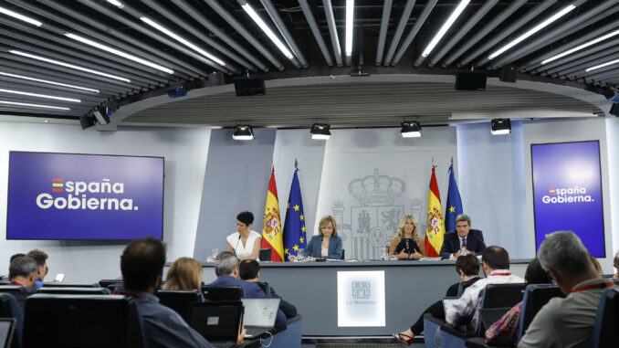 La ministra portavoz, Pilar Alegría, la vicepresidenta segunda y ministra de Trabajo y Economía Social, Yolanda Díaz, la ministra de Inclusión, Seguridad Social y Migraciones, Elma Saiz, y el ministro para la Transformación Digital y de la Función Pública, José Luis Escrivá, durante la rueda de prensa posterior al Consejo de Ministros. EFE/ Mariscal
