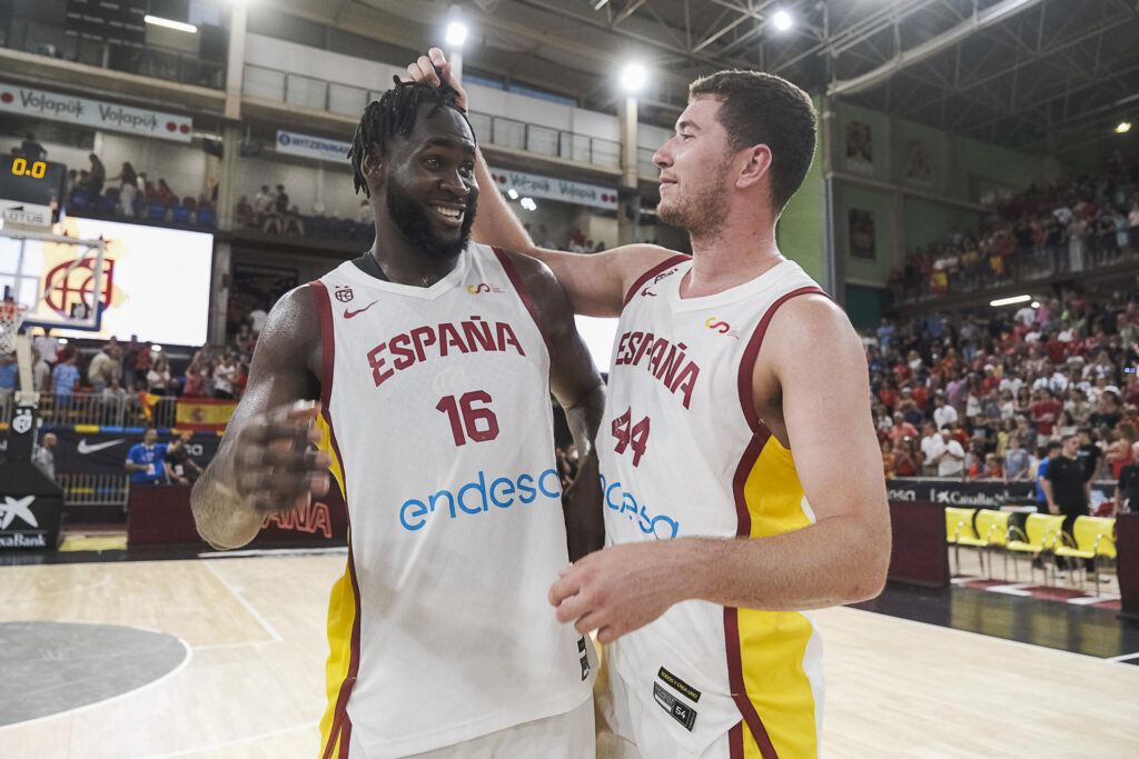 Los jugadores de la selección española, Dario Brizuela (d) y Usman Garuba, a la finalización del encuentro amistoso que han disputado hoy viernes frente a Argentina en Guadalajara. EFE / Nacho Izquierdo.