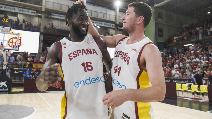 Los jugadores de la selección española, Dario Brizuela (d) y Usman Garuba, a la finalización del encuentro amistoso que han disputado hoy viernes frente a Argentina en Guadalajara. EFE / Nacho Izquierdo.
