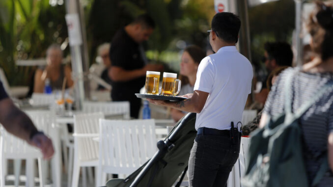 La Seguridad Social registró un récord nuevo con 21.392.889 afiliados en términos medios, gracias al tirón de la hostelería y el comercio. EFE/ Manuel Lrenzo
