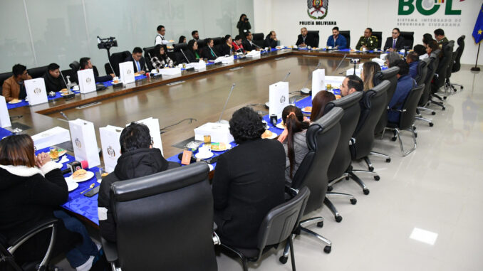 El ministro de gobierno, Eduardo del Castillo, junto a autoridades de gobierno, habla durante un encuentro con periodistas este viernes en La Paz (Bolivia). EFE/STR
