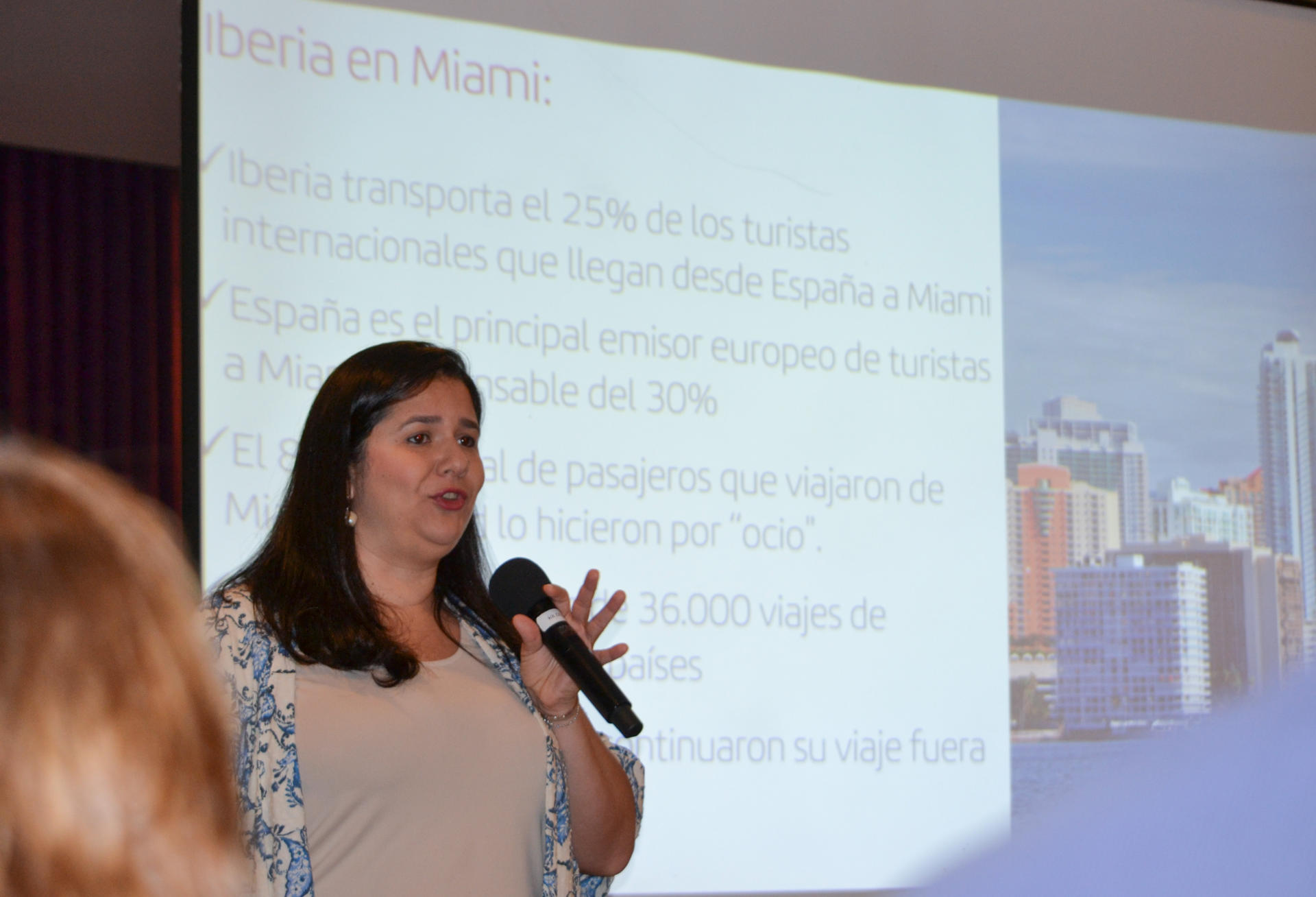 La directora de ventas globales de Iberia,  Beatriz Guillén, habla durante la conferencia de prensa celebrada este lunes, en la ciudad de Miami (Fl, EE.UU.). EFE/ Antoni Belchi
