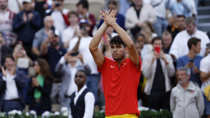 El tenista español Carlos Alcaraz durante su partido ante el libanés Hady Habib, correspondiente a la primera ronda individual masculino de tenis de los Juegos Olímpicos de París 2024 este sábado en París. EFE/ Juanjo Martín
