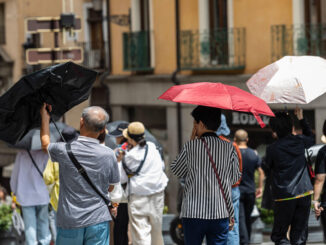Varios turistas se protegen del sol, este jueves en Toledo. EFE/Ángeles Visdómine