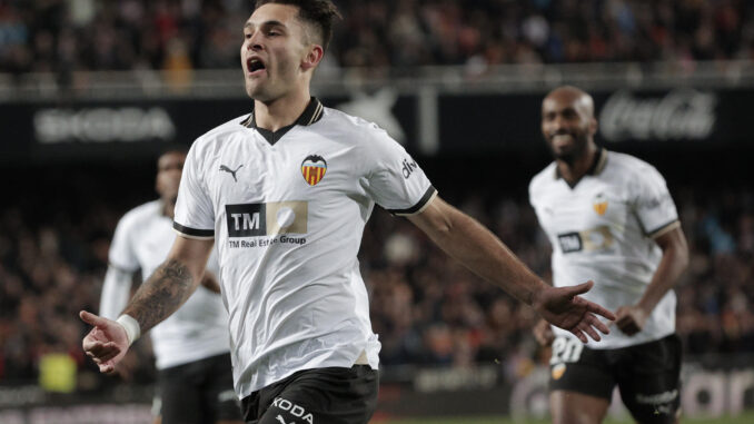El delantero del Valencia, Hugo Duro, celebra un gol con su equipo. EFE / Manuel Bruque.

