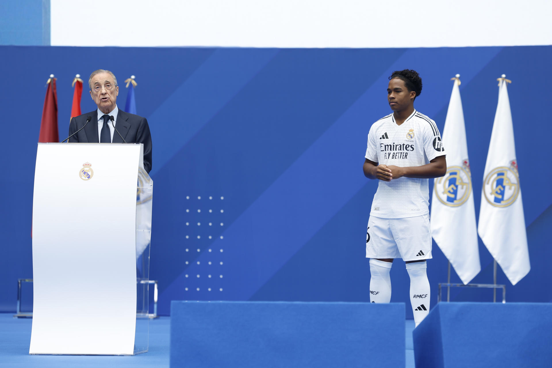 El presidente del Real Madrid, Florentino Pérez (i), pronuncia un discurso junto al delantero brasileño Endrick (d) durante su presentación como nuevo jugador del Real Madrid, en el estadio Santiago Bernabéu. EFE/ Mariscal
