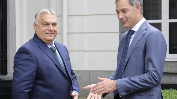 El primer ministro belga, Alexander de Croo (d), da la bienvenida al primer ministro húngaro, Viktor Orban (i), antes de su reunión en Bruselas, Bélgica, el 1 de julio de 2024. El primer ministro húngaro, Viktor Orban, está de visita en Bruselas mientras Hungría asume la presidencia de la Unión Europea a partir del 1 de julio. (Bélgica, Hungría, Bruselas) EFE/EPA/NICOLÁS LANDEMARD
