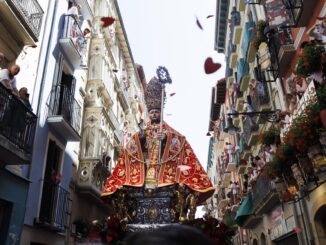 Miles de personas han vuelto a congregarse en las calles de Pamplona este domingo, 7 de julio, para honrar a San Fermín, en el día grande de las fiestas. EFE/Villar López