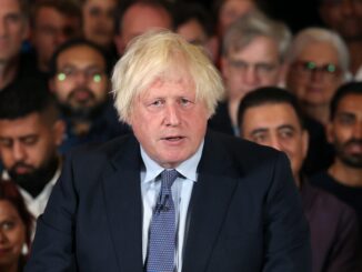 El ex primer ministro británico Boris Johnson hace campaña en un evento de campaña electoral del Partido Conservador en Londres, el 02 de julio de 2024. EFE/EPA/ANDY RAIN