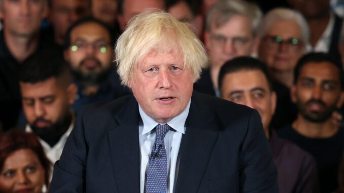 El ex primer ministro británico Boris Johnson hace campaña en un evento de campaña electoral del Partido Conservador en Londres, el 02 de julio de 2024. EFE/EPA/ANDY RAIN
