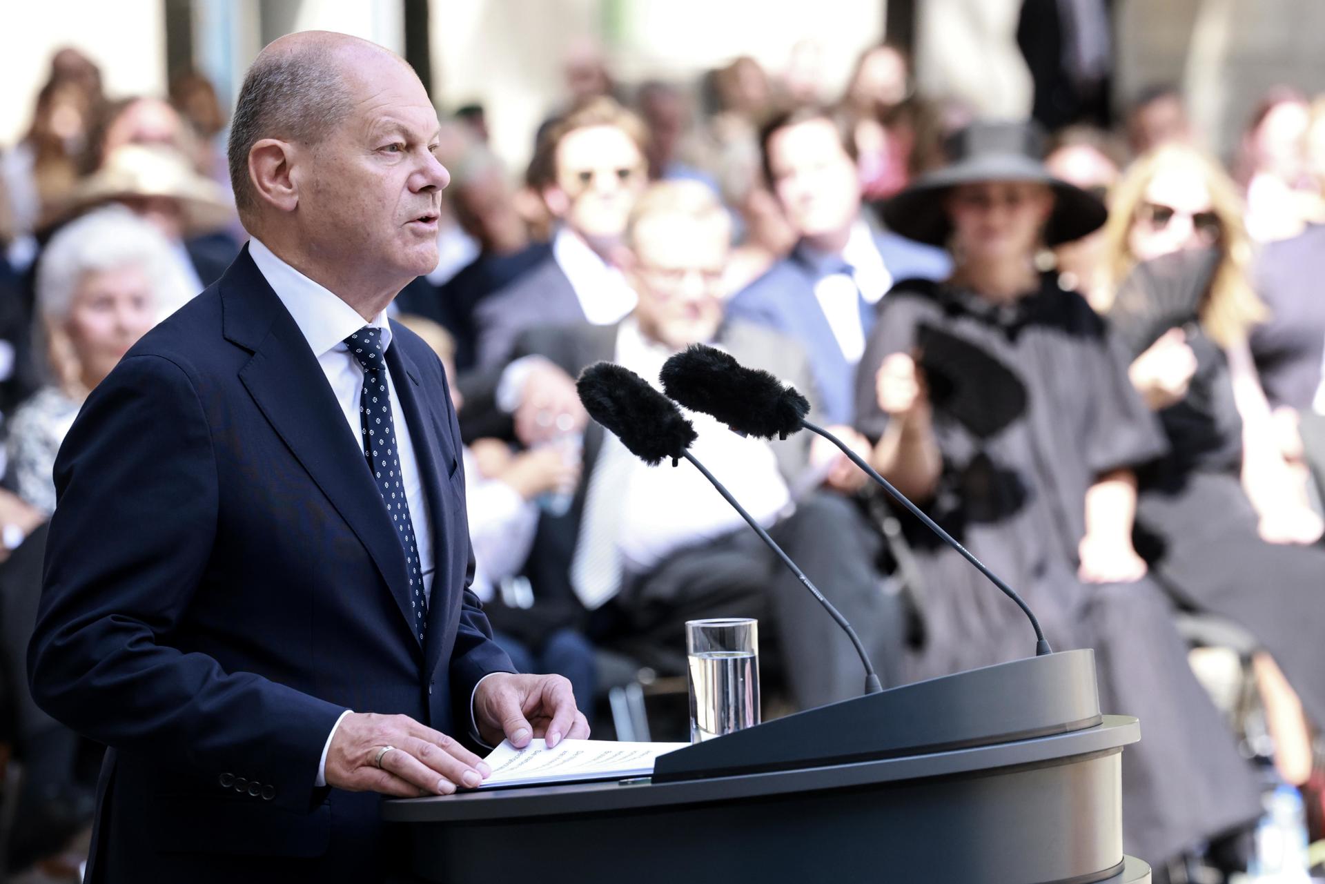 El canciller alemán Olaf Scholz pronuncia un discurso durante el acto de conmemoración del 80.º aniversario del intento de Stauffenberg de asesinar a Hitler, en Berlín, Alemania, el 20 de julio de 2024.EFE/EPA/CLEMENS BILAN
