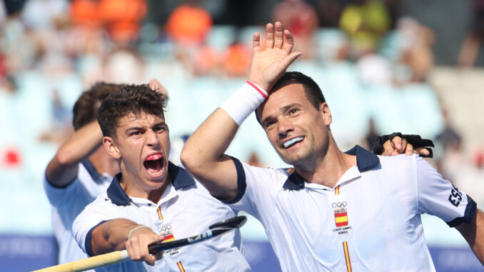 Los jugadores españoles Jordi Bonastre (i) y Álvaro Iglesias (d) celebran tras marcar un gol a Francia durante su partido de hockey sobre hierba de los juegos olímpicos de París 2024 en el estadio Yves-du-Manoir de Colombes (Francia). EFE/ Sashenka Gutiérrez
