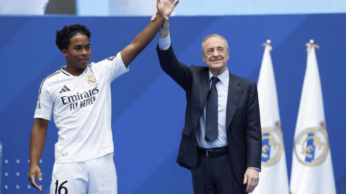 El delantero brasileño Endrick (i), junto al presidente del Real Madrid, Florentino Pérez (d), durante su presentación como nuevo jugador del Real Madrid, en el estadio Santiago Bernabéu. EFE/ Mariscal
