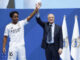 El delantero brasileño Endrick (i), junto al presidente del Real Madrid, Florentino Pérez (d), durante su presentación como nuevo jugador del Real Madrid, en el estadio Santiago Bernabéu. EFE/ Mariscal