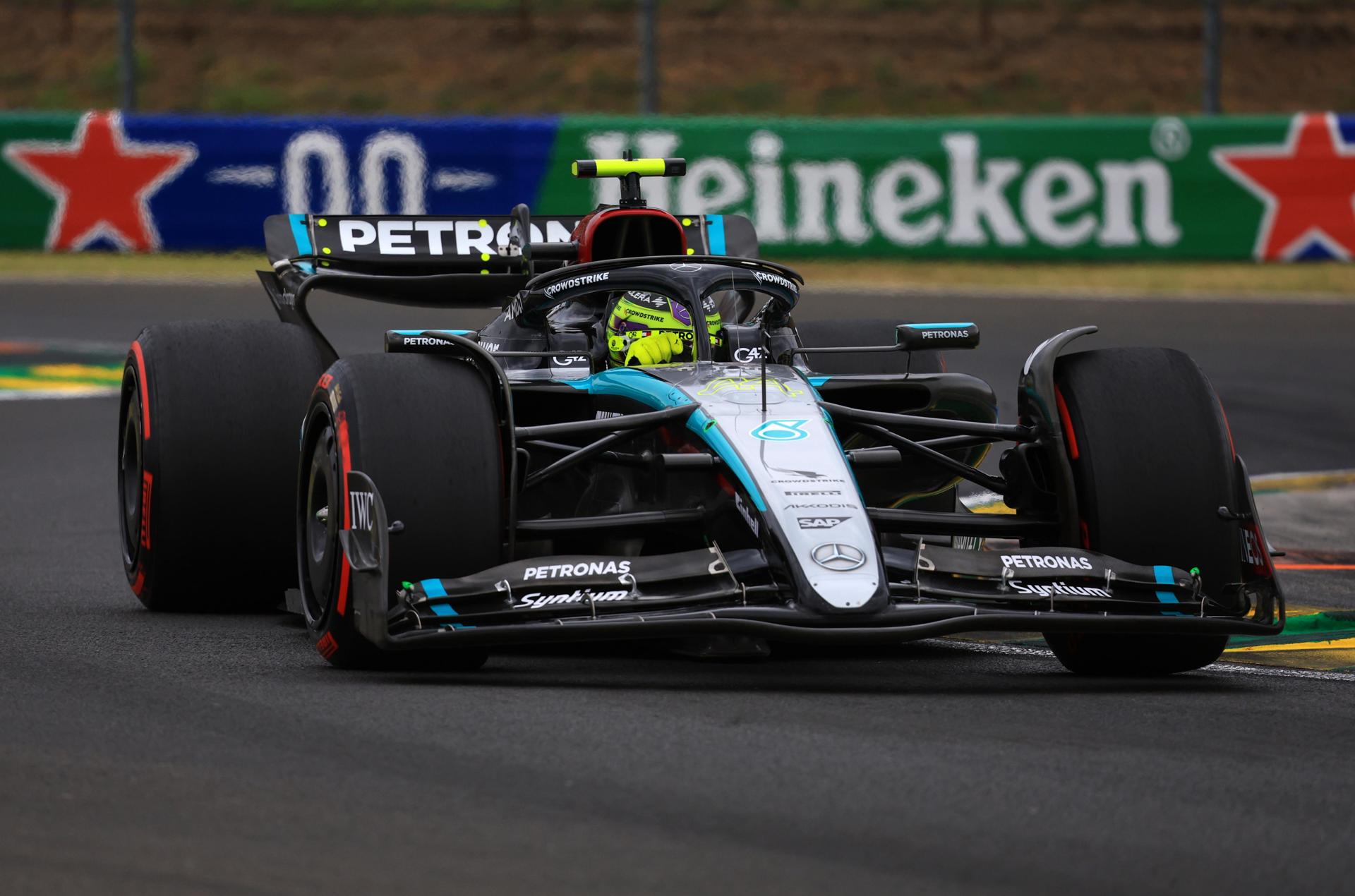 El piloto de Mercedes Lewis Hamilton en acción durante la tercera sesión de entrenamientos libres para el Gran Premio de Hungría de Fórmula uno en el circuito de Hungaroring, en Mogyorod, cerca de Budapest. EFE/EPA/MARTÍN DIVISEK
