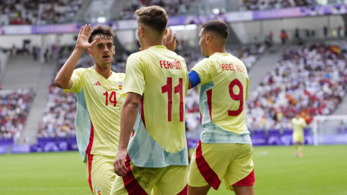 El futbolista español Fermín López (c) celebra con sus compañeros Abel Ruiz (d) y Aimar Oroz (i) tras marcarle un gol a la República Dominicana durante el partido del Grupo C de fútbol masculino de los Juegos Olímpicos de París 2024 disputado en el Estadio de Burdeos. EFE/ M. Reino
