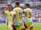 El futbolista español Fermín López (c) celebra con sus compañeros Abel Ruiz (d) y Aimar Oroz (i) tras marcarle un gol a la República Dominicana durante el partido del Grupo C de fútbol masculino de los Juegos Olímpicos de París 2024 disputado en el Estadio de Burdeos. EFE/ M. Reino