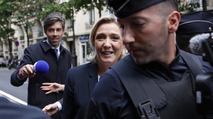 Marine le Pen (C), diputada francesa del partido de extrema derecha Rassemblement National (RN), llega a la sede del partido en París, Francia, el 04 de julio de 2024. La Agrupación Nacional de extrema derecha de Francia ha logrado avances significativos en la primera vuelta de las elecciones parlamentarias. La segunda vuelta de las elecciones para un nuevo Parlamento se celebrará el 7 de julio de 2024. (Elecciones, Francia) EFE/EPA/YOAN VALAT
