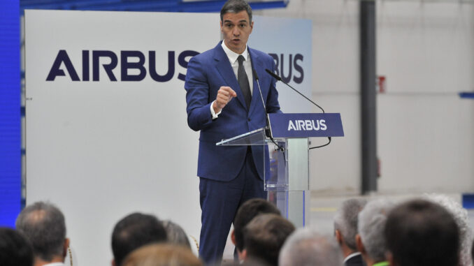 El presidente del Gobierno, Pedro Sánchez, ha celebrado este martes la instalación en Albacete del nuevo hub logístico industrial de Airbus, que ha situado como un referente del sector aeronáutico no sólo español sino también europeo. Sánchez ha destacado, en el acto de inauguración de este hub, la relación de Airbus con España que "se ha consolidado en estos últimos años" y que se inició en el año 2000 con la adhesión a este proyecto industrial. EFE/ Manu
