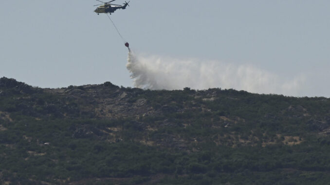 Labores de extinción ayer del incendio forestal que comenzó este miércoles en Argamasilla de Calatrava (Ciudad Real) y que ya ha sido extinguido. EFE/ Jesus Monroy
