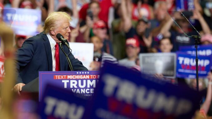 El candidato presidencial republicano Donald Trump habla en su primera manifestación conjunta con el candidato republicano a la vicepresidencia, el senador JD Vance, en Michigan, EE.UU. EFE/Allison Dinner
