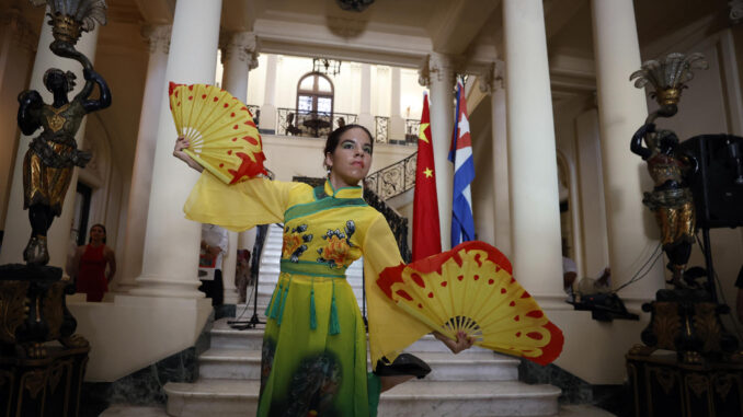 Una integrante de la escuela de Wu Shu de La Habana baila en la inauguración de la exposición Arte Ming este miércoles, en La Habana (Cuba). Una muestra del milenario arte chino de la dinastía Ming (1368-1644) fue inaugurada en el Museo Nacional de Artes Decorativas (MNAD) de La Habana, para celebrar este miércoles el 60 aniversario de esa institución cultural. EFE/ Ernesto Mastrascusa
