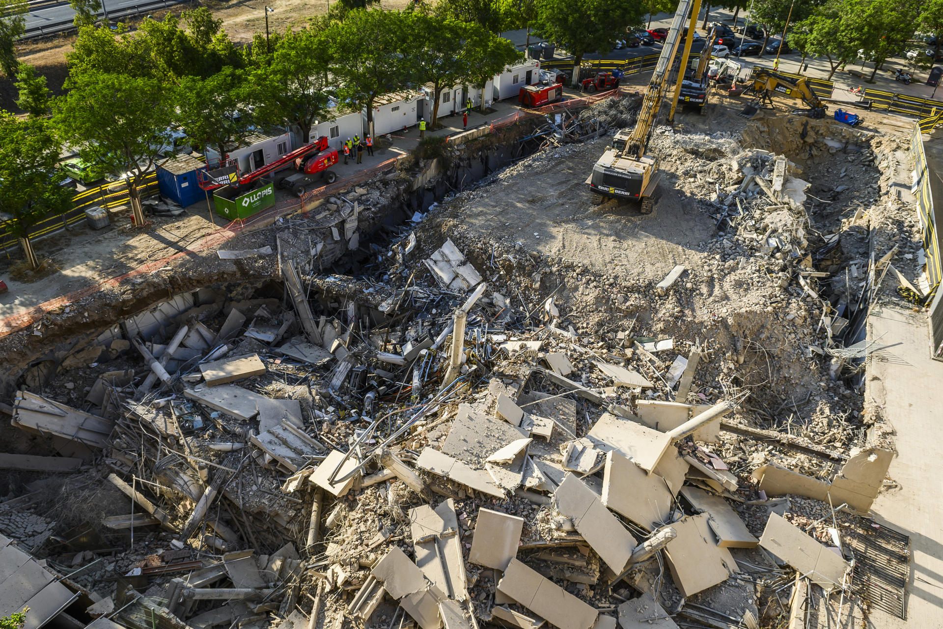 Imagen de cómo ha quedado el edificio derrumbado. EFE/ Raúl Caro
