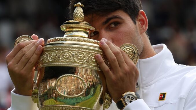 El español Carlos Alcaraz besa el trofeo tras vencer a Novak Djokovic en la final del torneo de Wimbledon. EFE/ADAM VAUGHAN - SOLO USO EDITORIAL -
