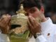 El español Carlos Alcaraz besa el trofeo tras vencer a Novak Djokovic en la final del torneo de Wimbledon. EFE/ADAM VAUGHAN - SOLO USO EDITORIAL -