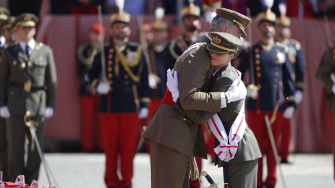 Felipe VI felicita a la princesa de Asturias, su hija Leonor, tras entregarle su despacho de alférez tras un año en Zaragoza, este miércoles. EFE/ Javier Cebollada
