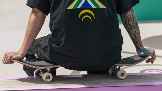 Un atleta brasileño de skate participa en una sesión de entrenamiento en la sede del Concorde en París. EFE/EPA/CHRISTOPHE PETIT TESSON
