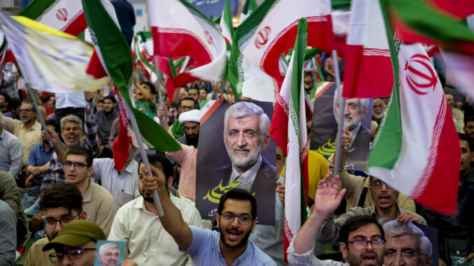 Un grupo de hombres participa en un mitin del candidato a la presidencia iraní el ultraconservador Saeed Jalili en el último día de campaña en Teherán (Irán). EFE/Jaime León
