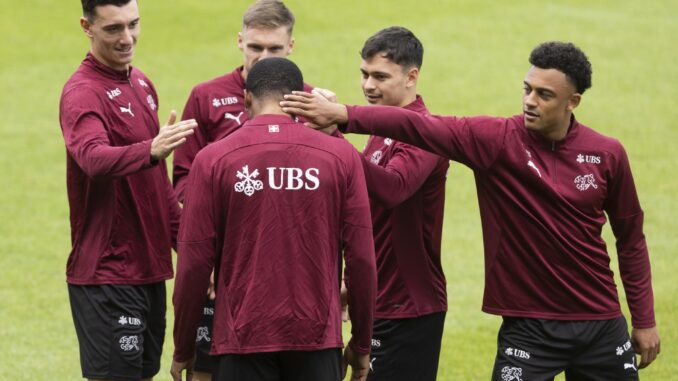 El jugador suizo Kwadwo Duah (c) es objeto de bromas por parte de sus compañeros de equipo (i-d) Cedric Zesiger, Michel Aebischer, Fabian Rieder y Dan Ndoye, durante una sesión de entrenamiento del equipo en Stuttgart, Alemania. EFE/EPA/PETER KLAUNZER
