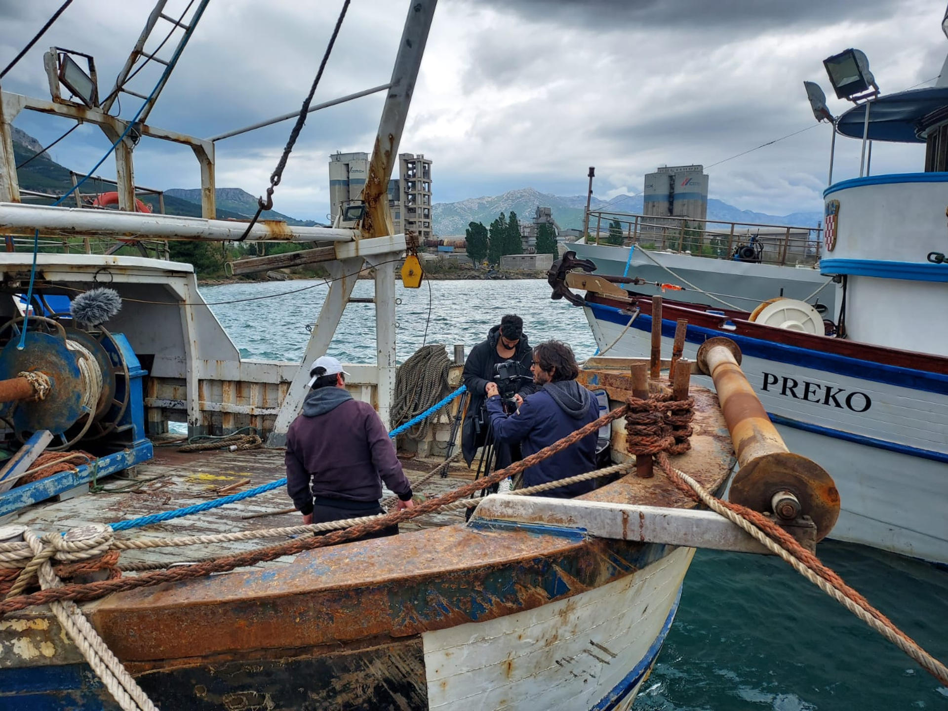 La fosa de Jabuka/Pomo, una zona frente a las costas de Italia y Croacia en el mar Adriático, ha recuperado poblaciones de peces gracias a la creación de áreas restringidas para la pesca, en un acuerdo de actores locales como científicos, pescadores y ongs y aprobadas posteriormente por la Unión Europea. En la imagen, pescadores y barcos en el área restringida a la pesca en el mar Adríatico, en una zona frente a las costas de Croacia e Italia y conocida como Jabuca/Pomo.EFE/ MedReAct/Francesco Cabras/SOLO USO EDITORIAL/SOLO DISPONIBLE PARA ILUSTRAR LA NOTICIA QUE ACOMPAÑA (CRÉDITO OBLIGATORIO)
