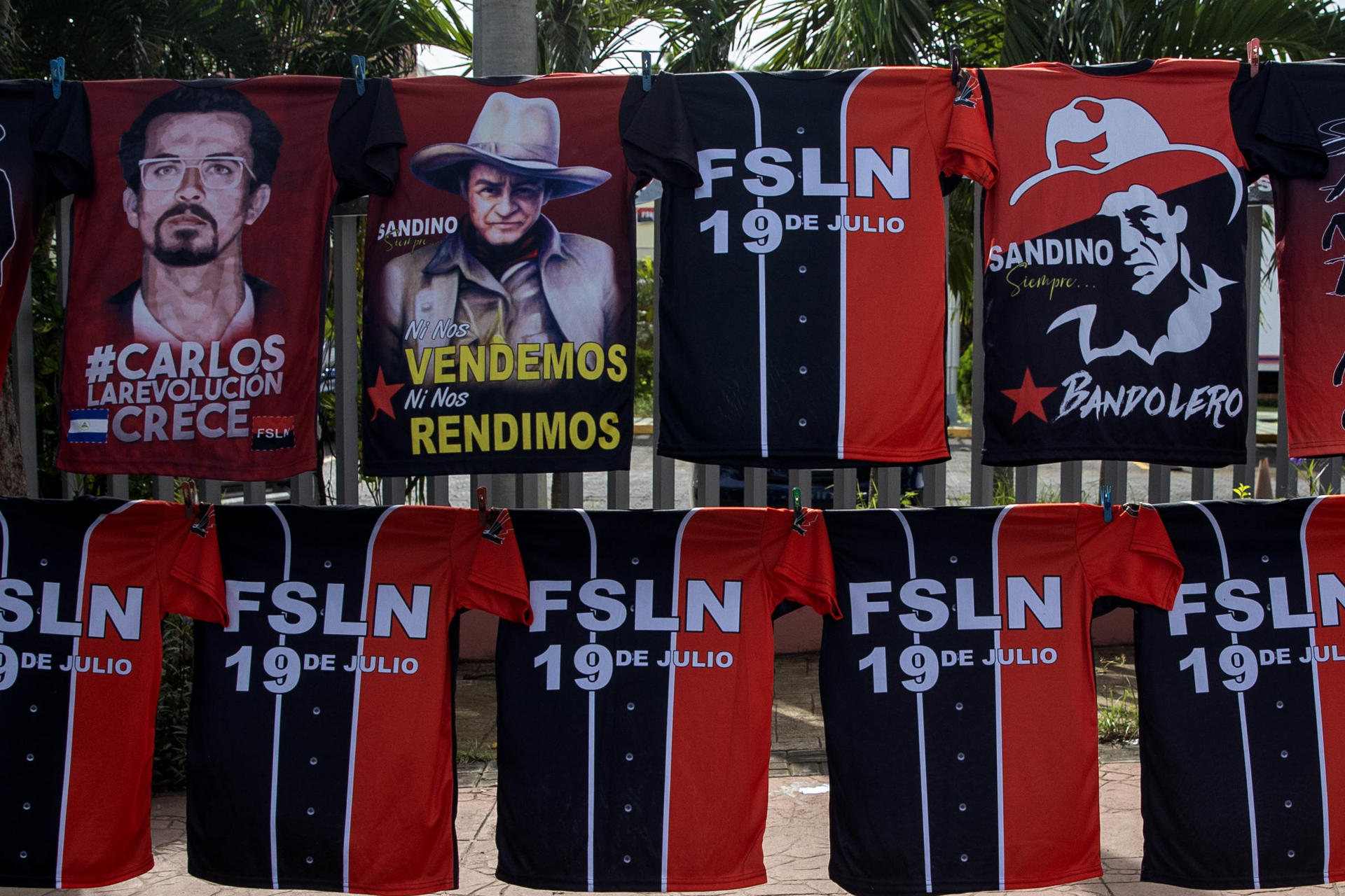 Fotografía donde se observan algunas camisetas exhibidas en honor a la revolución popular Sandinista durante su 45 aniversario este viernes, en la ciudad de Managua (Nicaragua). EFE/ STR
