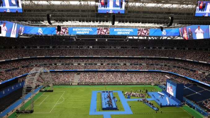 Vista general de la presentación del francés Kylian Mbappé como nuevo jugador del club, en el estadio Santiago Bernabéu de Madrid, en una foto de archivo. EFE/ Ballesteros
