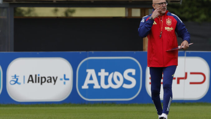 El entrenador de la selección española, Luis De la Fuente, dirige un entrenamiento en la localidad alemana de Donaueschingen para preparar su próximo partido ante Alemania en cuartos de final de la Eurocopa 2024. EFE/J.J. Guillén
