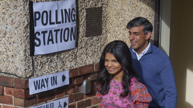 El primer ministro británico, Rishi Sunak , votando en las elecciones generales. EFE/EPA/DOMINIC LIPINSKI

