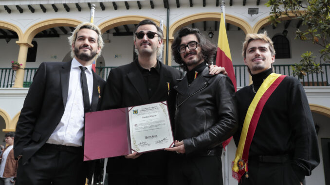 De izquierda a derecha, los integrantes de la banda colombiana Morat, Juan Pablo Villamil, Juan Pablo Isaza, Simón Vargas, y Martín Vargas, posan con un diploma en el Concejo de Bogotá, este lunes, en Bogotá (Colombia). EFE/ Carlos Ortega
