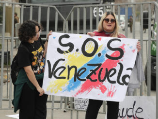 Ciudadanas venezolanos sostienen carteles afuera de la embajada de Venezuela el martes en el barrio de Providencia en Santiago (Chile). EFE/ Elvis González