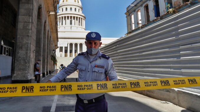 Un policía impide el paso en las cercanías del Capitolio ante las protestas antigubernamentales en julio de 2021. EFE/Yander Zamora
