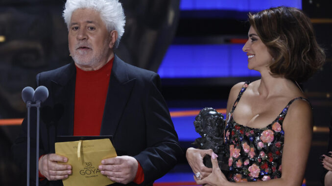 Imagen reciente del realizador Pedro Almodovar y la actriz Penélope Cruz. EFE/Chema Moya.
