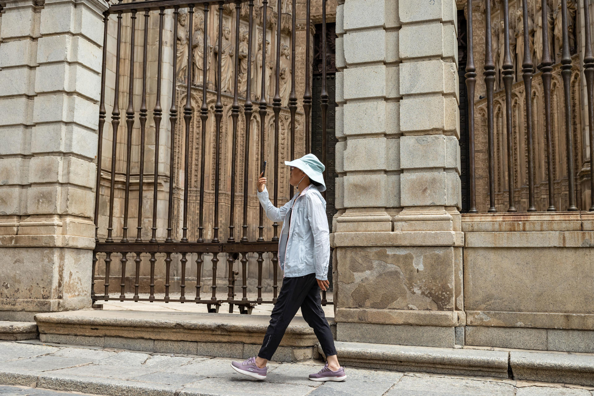 Una turista se protege del sol con un gorro, este jueves en Toledo.EFE/Ángeles Visdómine
