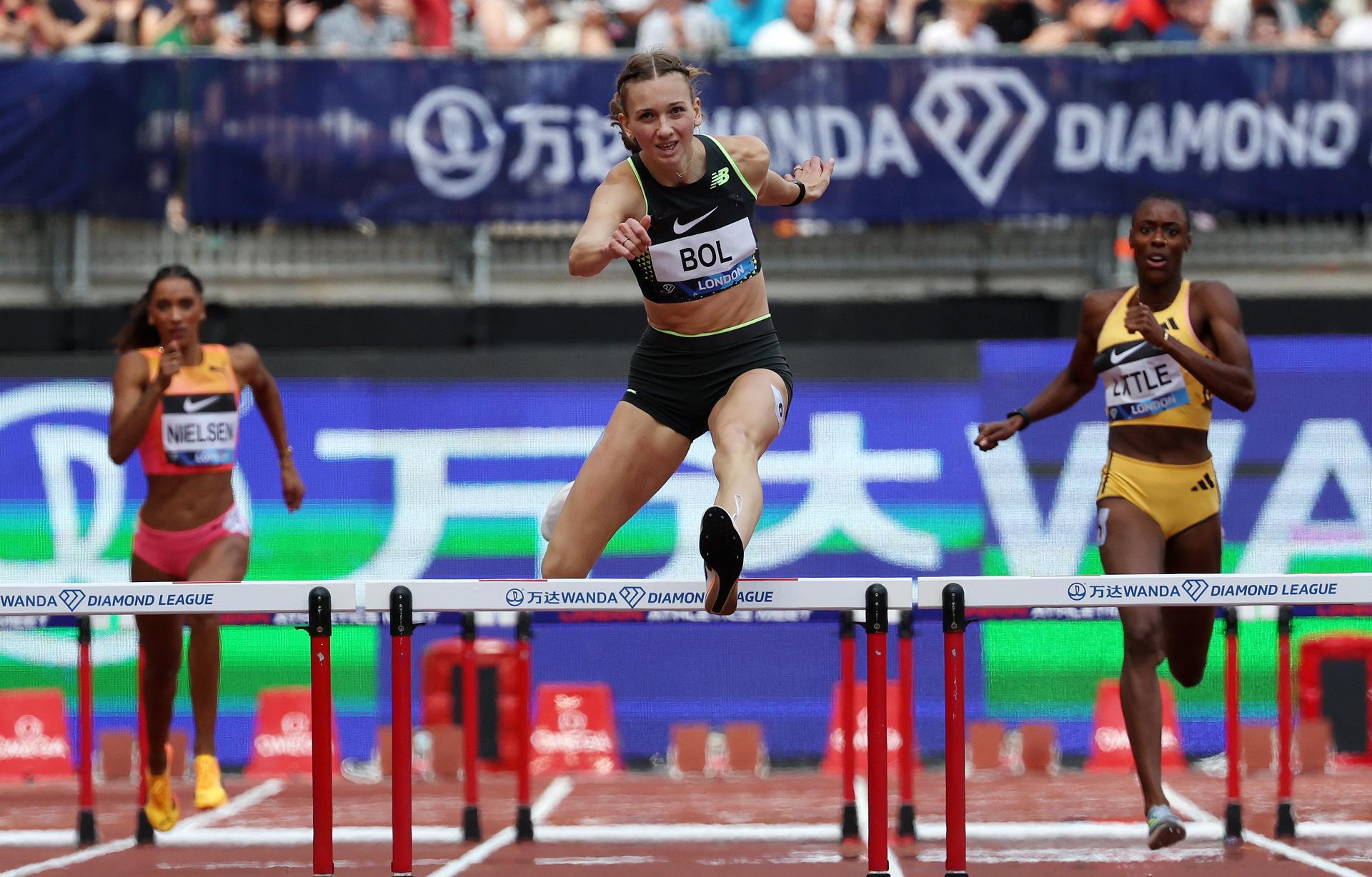 Femke Bol lidera la prueba de 400 vallas. EFE/EPA/ANDY RAIN
