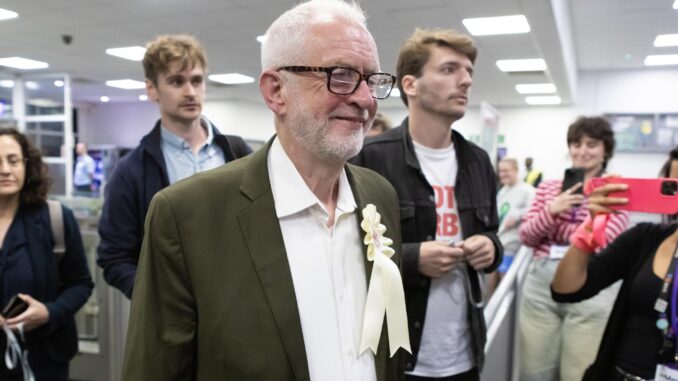 El exlíder del Partido Laborista Británico Jeremy Corbyn observa el recuento electoral en Islington, Londres, Reino Unido, el 5 de julio de 2024. EFE/EPA/Jon Rowley
