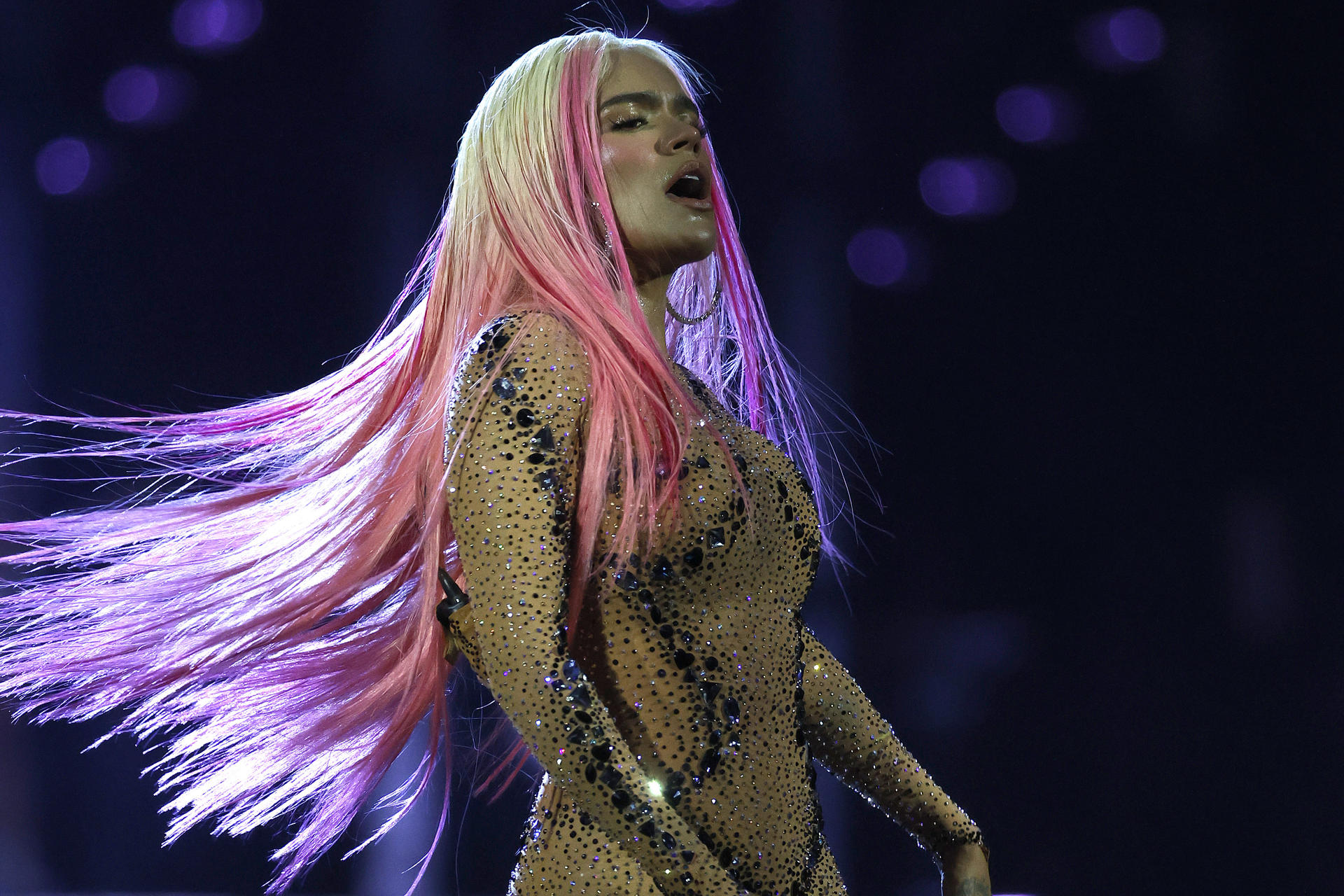 La cantante y compositora colombiana Karol G durante su actuación hoy sábado en el estadio Santiago Bernabéu, en Madrid. EFE / J.P.Gandul.
