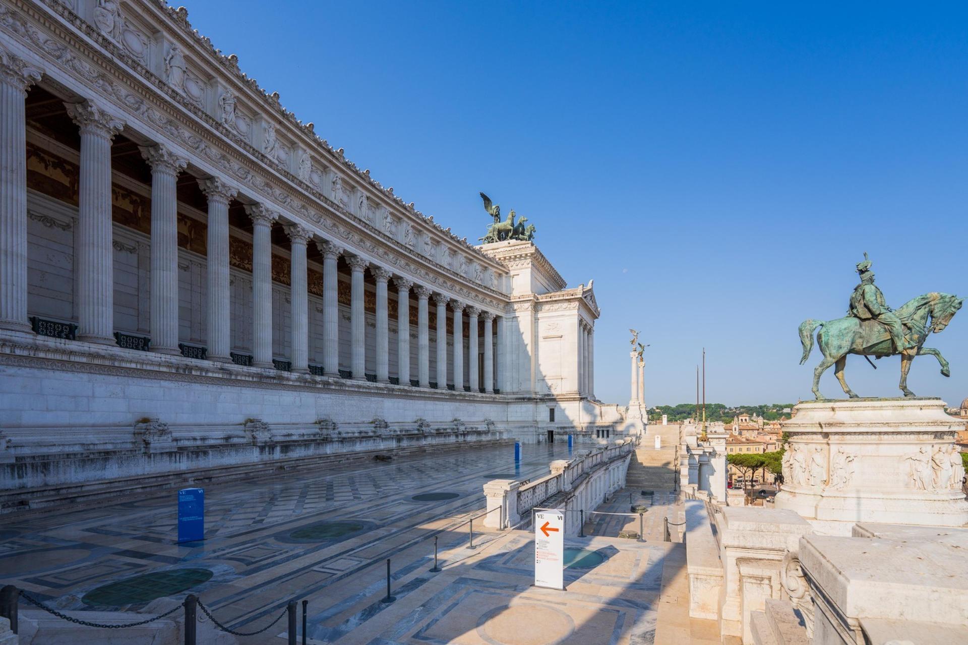 El pórtico columnado del monumento a Víctor Manuel II de Roma, el denominado 'Altar de la patria' y uno de los lugares más visitados de Italia, reabrió este viernes al público tras muchos años cerrado por problemas de mantenimiento en los mármoles de su solería. Situado casi en lo alto del monumento a Víctor Manuel II, la imponente edificación localizada en la céntrica plaza Venecia romana, el 'Sommoportico', diseñado por Gaetano Koch y construido entre 1908 y 1910, cuenta con más de 70 metros de largo y 16 columnas monumentales de 15 metros de altura. EFE/  Ministerio de Cultura de Italia/SOLO USO EDITORIAL/SOLO DISPONIBLE PARA ILUSTRAR LA NOTICIA QUE ACOMPAÑA (CRÉDITO OBLIGATORIO)
